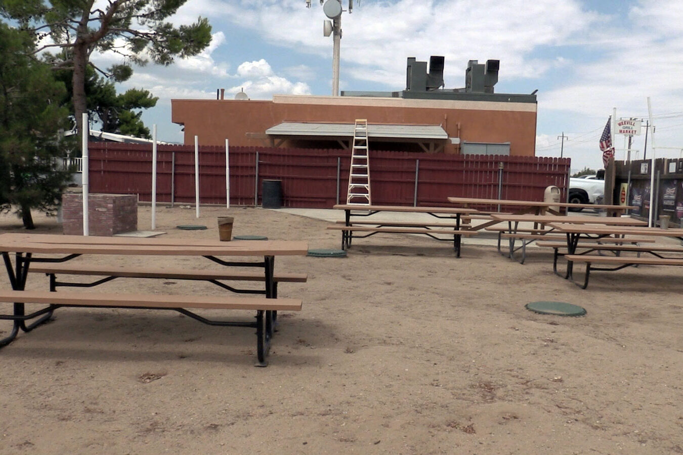 Eating area are with picnic tables.