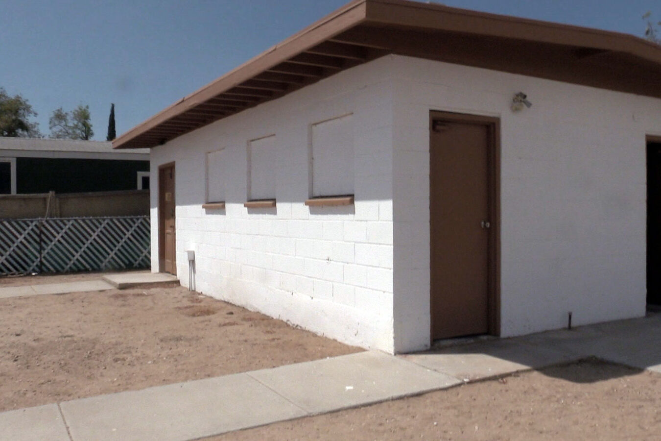 Close up picture of laundry building.